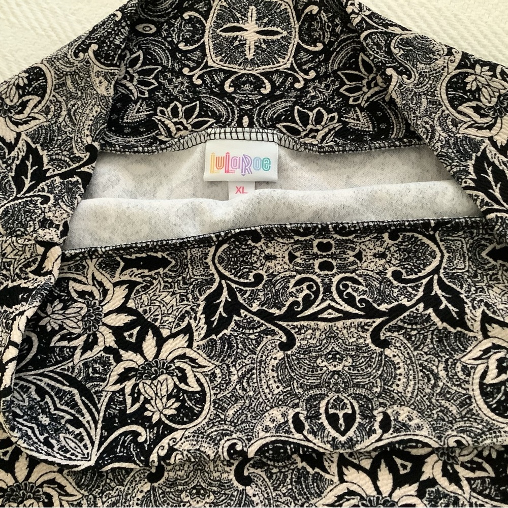 Lularoe XL black and tan patterned skirt